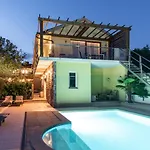 Private Apartment Hermes Art On The Karst Shared Pool & Parking * Sežana