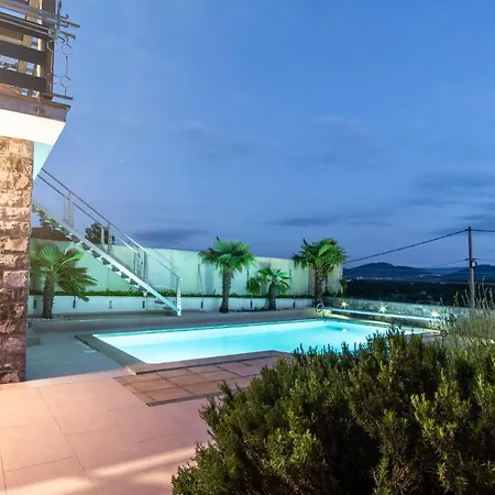 Apartamento Private Apartment Hermes Art On The Karst Shared Pool & Parking