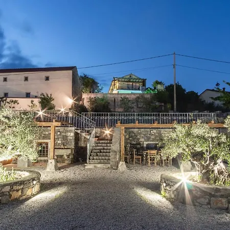 Private Apartment Hermes Art On The Karst Shared Pool & Parking Apartamento *