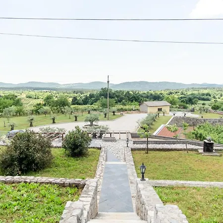 Private Apartment Hermes Art On The Karst Shared Pool & Parking Sežana